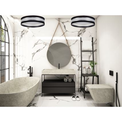 Dve stropné svietidlá svietia v modernej kúpeľni. V kúpeľni sa nachádza vaňa, umývadlo s podstavcom, zrkadlo a závesný záchod. Steny sú obložené mramorom.