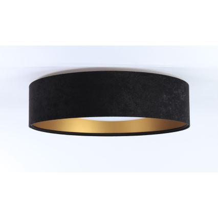 Okrúhle stropné svietidlo s čiernym textilným tienidlom a zlatým vnútorným lemom je pripevnené k stropu. Svietidlo je umiestnené v bielom prostredí.