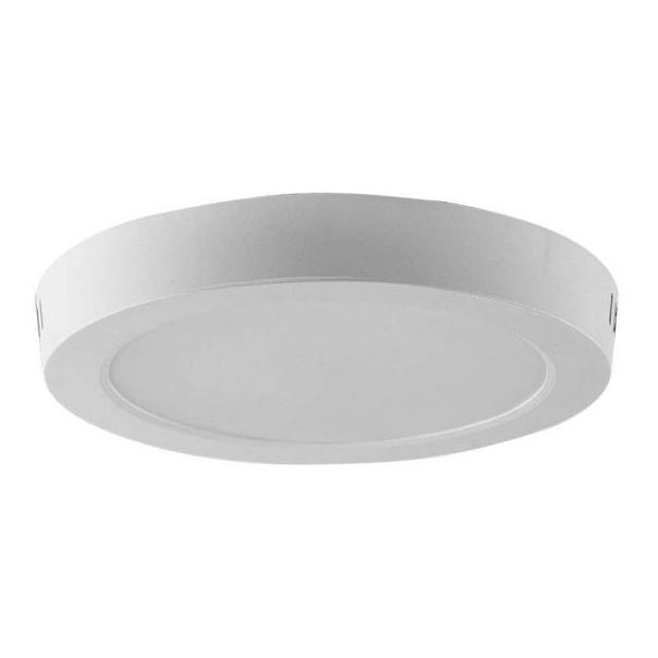 Okrúhle stropné LED svetlo svieti na bielom pozadí. Svetlo je zapustené do stropu.