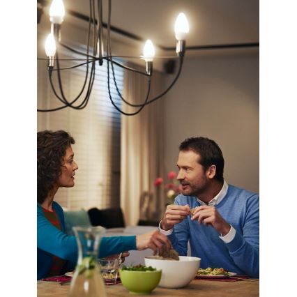 LED sviečka Philips E14/4W/230V - CANDLE mliečna