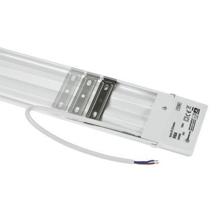 LED svietidlo je zobrazené s pripojenými drôtmi. Svietidlo je biele, obdĺžnikové a obsahuje kovové úchyty na montáž. Na zadnej strane je viditeľný štítok s údajmi: „Lyra LED150/1150mm“, „VISA“, „230V“, „15W“, „IP20“.