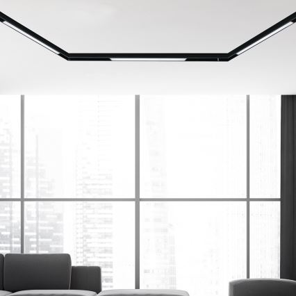 Svetlo sa nachádza na strope. Svieti v miestnosti s veľkými oknami s výhľadom na mesto. V miestnosti sa nachádza šedá sedačka.