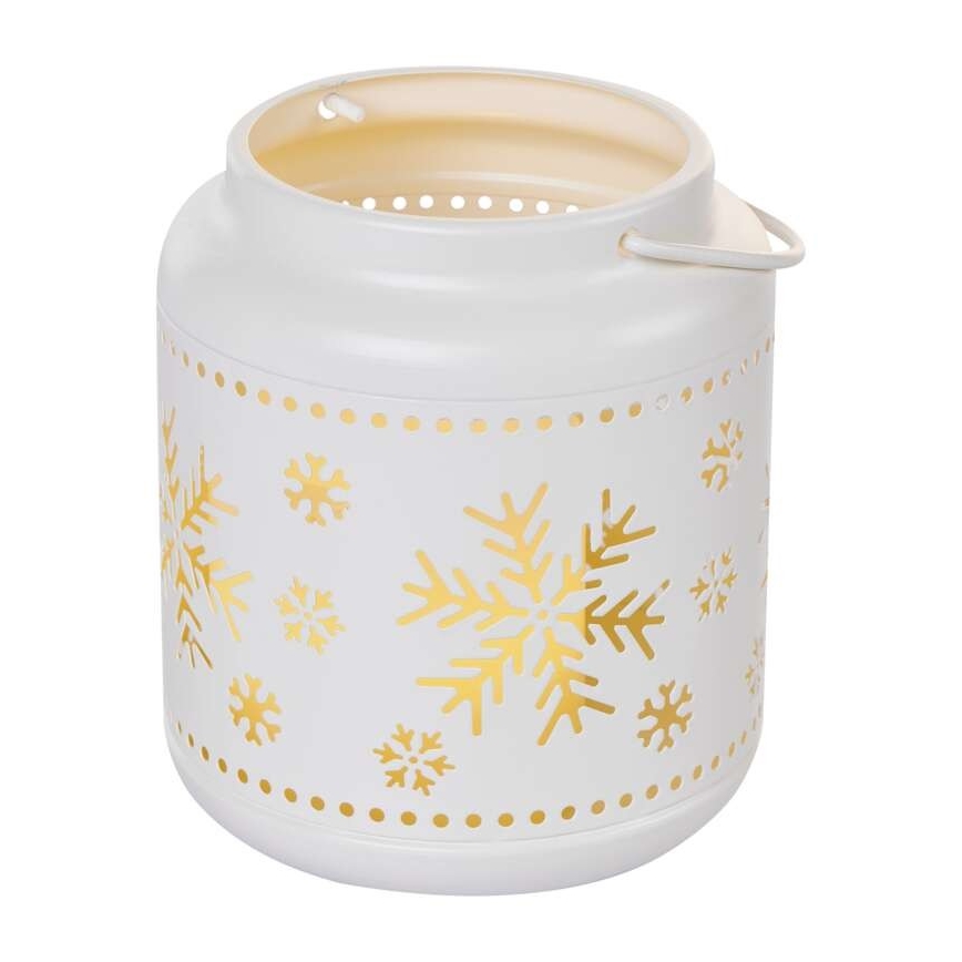 Biela kovová lucerna s uškom, zdobená vyrezávanými zlatými snehovými vločkami, stojí na bielom pozadí.