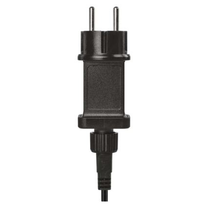 Čierny sieťový adaptér s dvojpólovou európskou zástrčkou je pripojený k kábla s konektorom. Adaptér je umiestnený na bielom pozadí.