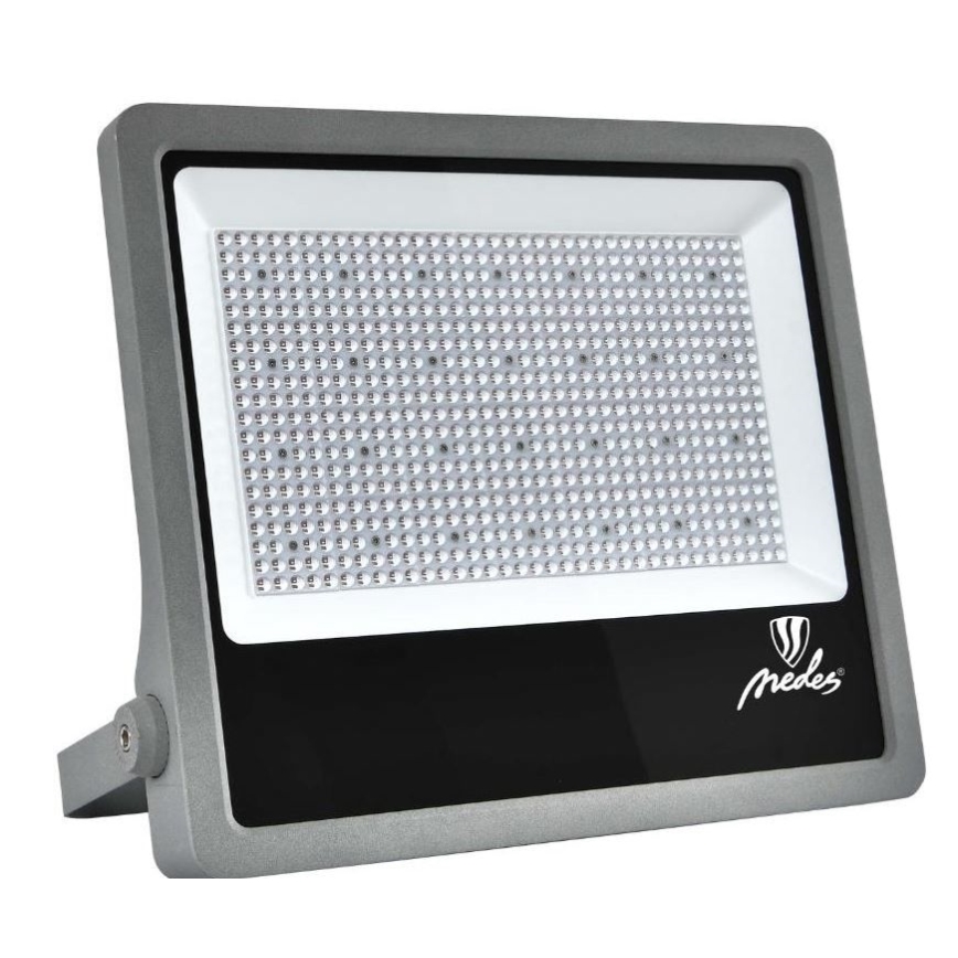 LED reflektor Medes svieti. Je sivý, obdĺžnikového tvaru a má množstvo malých LED diód. Je umiestnený na bielom pozadí.