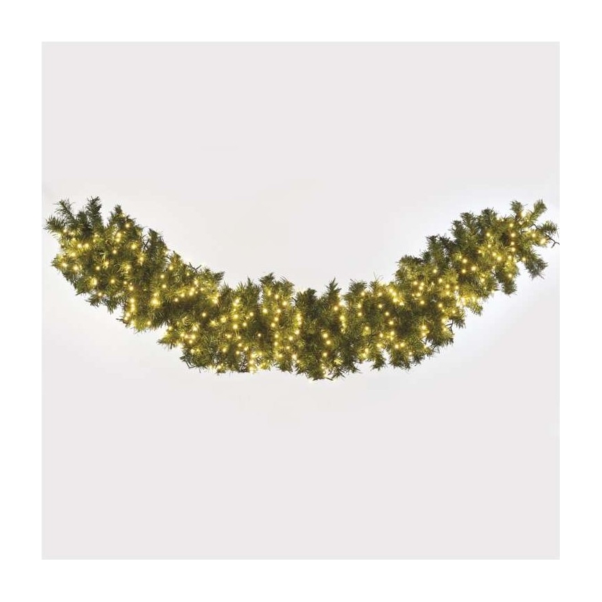 Vianočná girlanda s integrovanými svetielkami je umiestnená v oblúku na bielom pozadí. Girlanda je zelená a svetielka sú žlté.