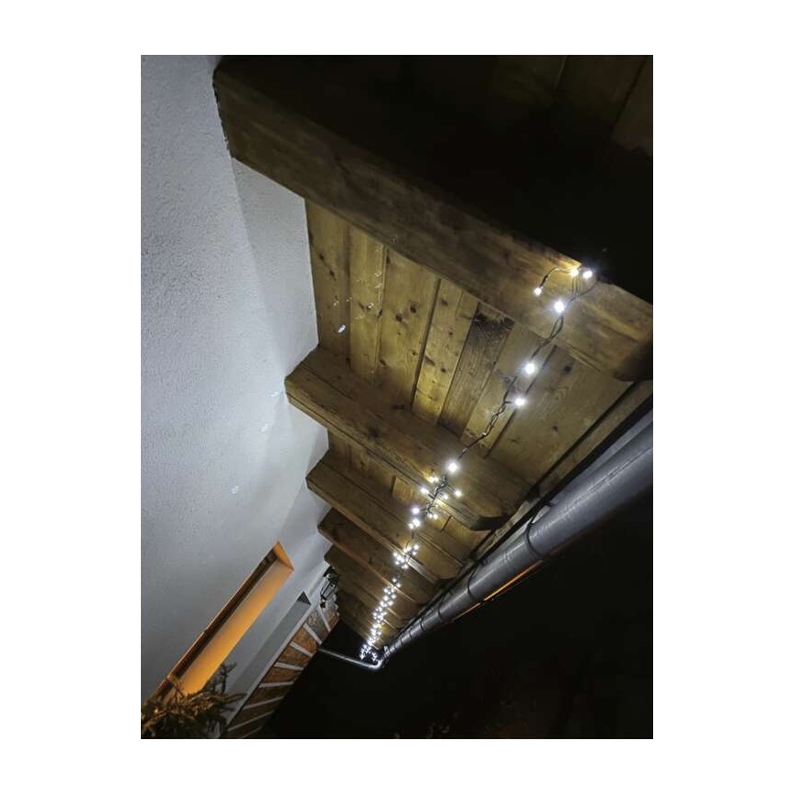 Svetelná reťaz s bielymi LED diódami je pripevnená pod dreveným stropom, pozdĺž odkvapovej rúry vonkajšieho priestoru. Reťaz osvetľuje vonkajšiu časť budovy v noci.
