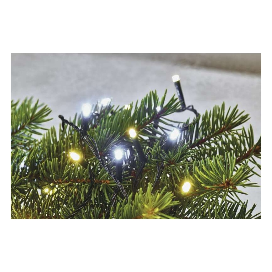 Svetelná reťaz s bielymi a teplými bielymi LED diódami je omotaná okolo ihličnatých konárov. Čierny kábel spája LED diódy.