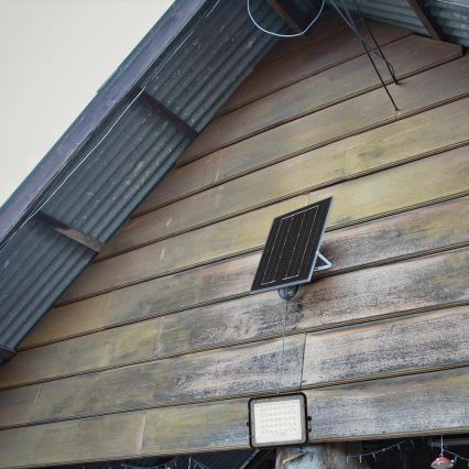 LED Vonkajší stmievateľný solárny reflektor LED/10W/3,2V IP65 4000K 6000 mAh čierna + diaľkové ovládanie