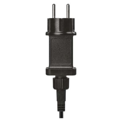 Čierny sieťový adaptér s dvojpinovým konektorom je pripojený k káblu. Adaptér je na bielom pozadí.