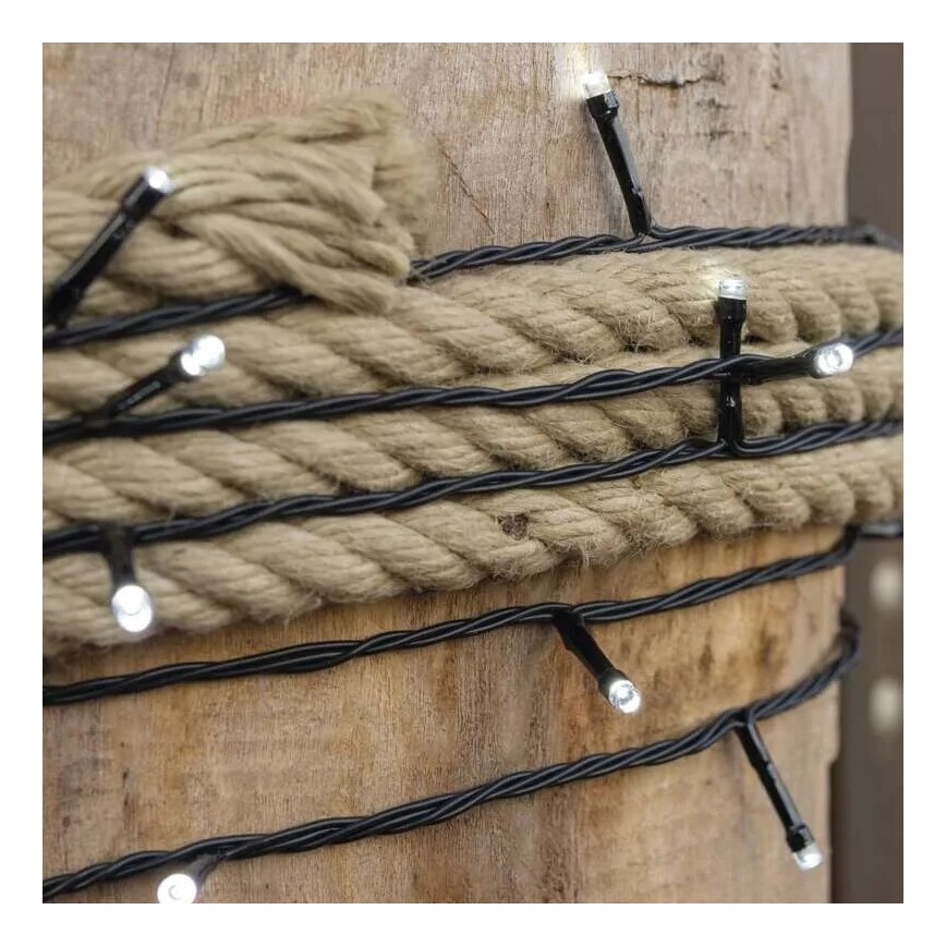 Elektrický svetelný veniec s malými LED diódami je omotaný okolo hrubého jutového lana, ktoré je omotané okolo dreveného stĺpa.