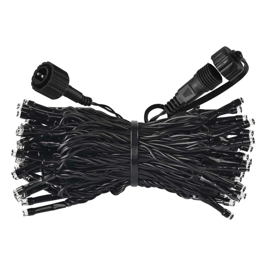 LED svetelný pás s mnohými malými žiarovkami je zviazaný čiernou páskou. Kábel má dva čierne konektory, jeden s krytom. Pás je na bielom pozadí.