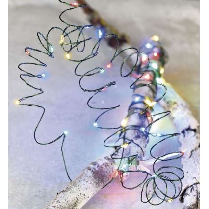 Svetelný reťaz s mnohými drobnými LED diódami v rôznych farbách je omotaný okolo svetlej drevenej vetvy. Svetlá svietia.