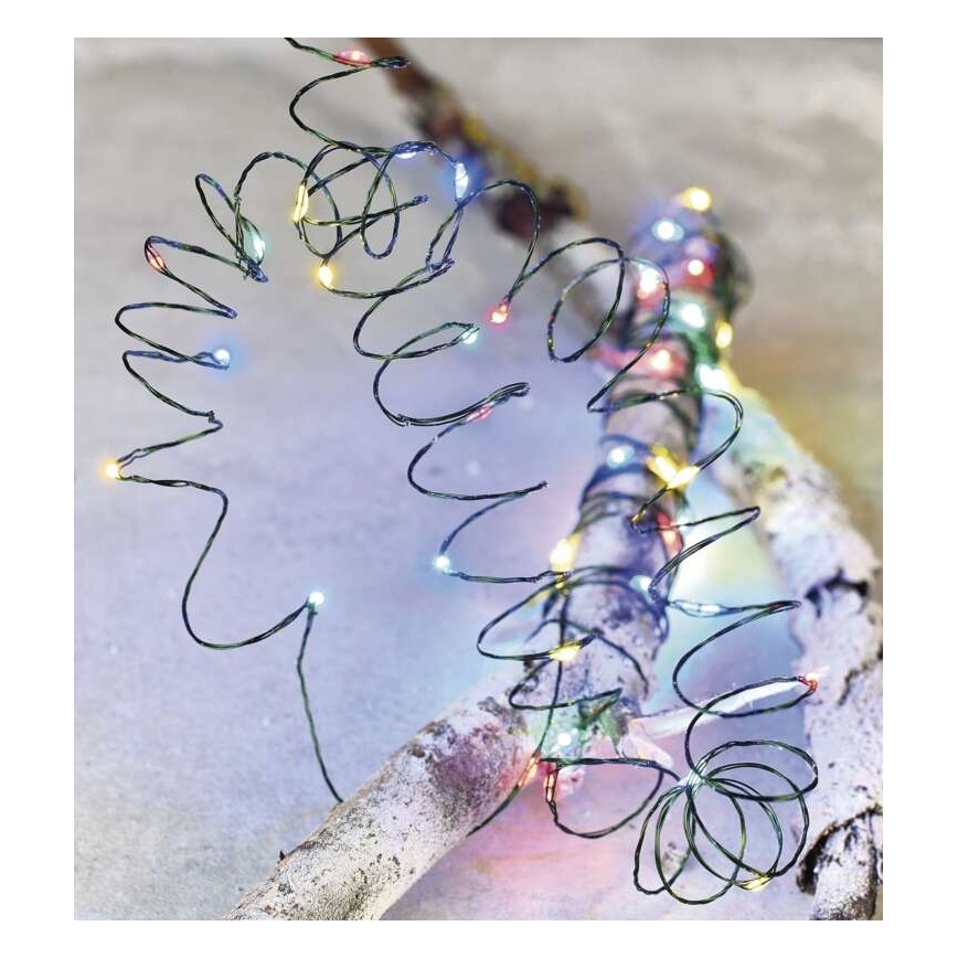 Svetelný reťaz s mnohými drobnými LED diódami v rôznych farbách je omotaný okolo svetlej drevenej vetvy. Svetlá svietia.