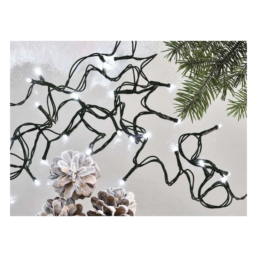 Elektrický svetelný girland s bielymi LED diódami na čiernom kábli je rozložený na ploche, pri ktorom sú umiestnené tri šišky posypané umelým snehom a vetvička ihličnatého stromu.
