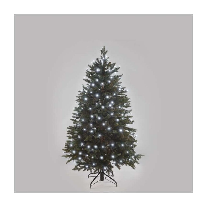 Vianočný stromček s bielymi LED svetlami je umiestnený na jednoduchom stojane pred svetlosivým pozadím.