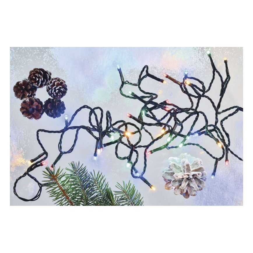 Svetlá – sú spletené, svietia rôznofarebne – na bielom pozadí, s borovicovými šiškami a vetvičkou ihličnatého stromu.