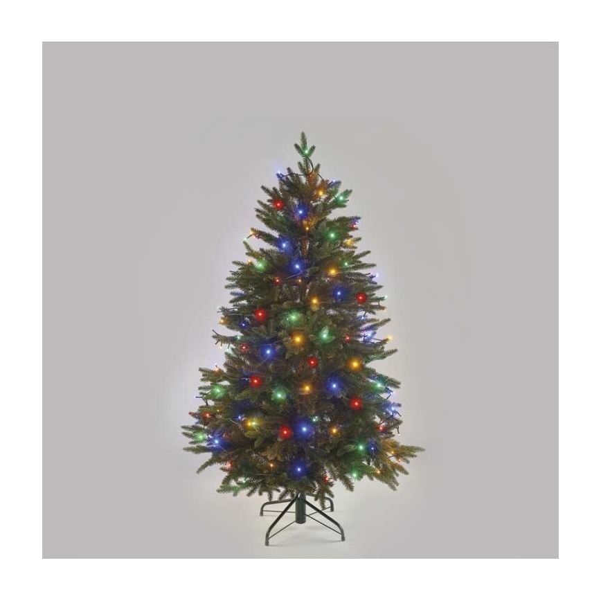 Vianočný stromček s farebnými svetielkami stojí na jednoduchom stojane pred svetlohnedou stenou. Svetielka sú červené, zelené, modré a žlté.