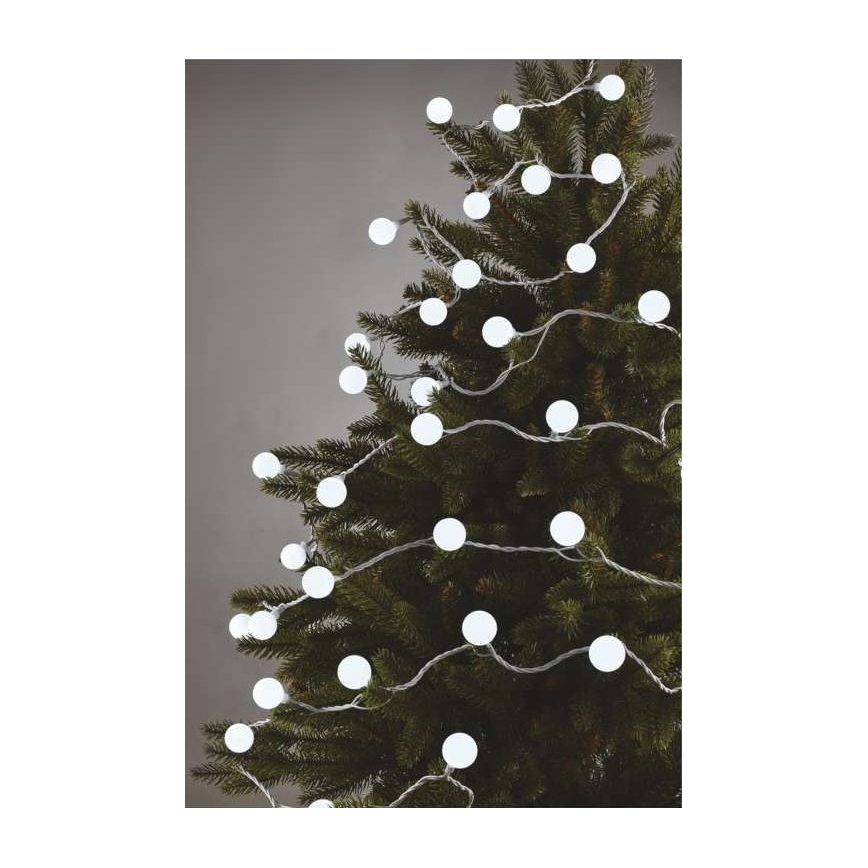 Svetelný reťaz s okrúhlymi bielymi LED diódami je omotaný okolo ihličnatého stromčeka. Svetlá sú rozmiestnené nepravidelne po celej dĺžke reťaze. Stromček je na sivom pozadí.