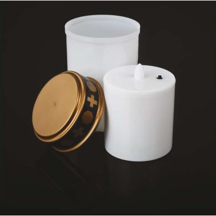 Sviečka s batériovým LED osvetlením je rozložená na tmavom podklade. Zlatý podstavec s čiernymi krížikmi je oddelený od bieleho plastového tela sviečky a bielym plastovým vonkajším krytom.