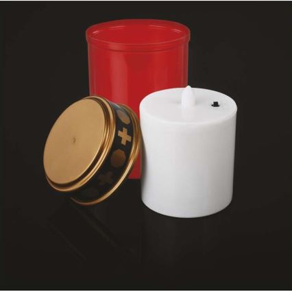 Sviečka s LED svetlom je rozložená na tri časti: biela sviečka s vypínačom, zlatý podstavec s krížikmi a červený vonkajší obal. Časti sú na čiernom podklade.