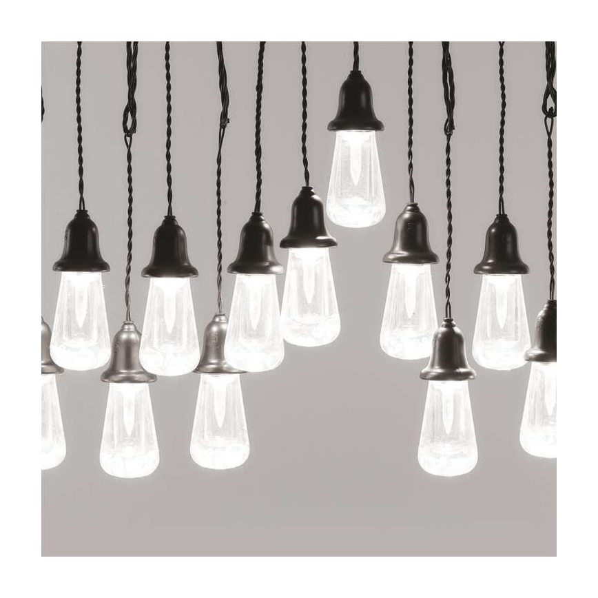 Svietiace guľové lampióny v tvare zvončeka visia na čiernych kábloch. Svetlá svietia jemným bielym svetlom. V pozadí je svetlosivá stena.