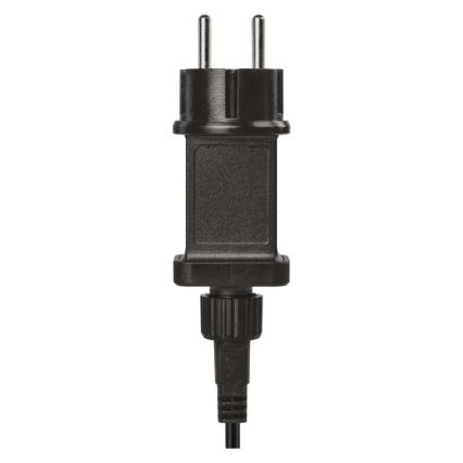 Čierny sieťový adaptér s dvojpinovým konektorom je pripojený k káblu. Nachádza sa na bielom pozadí.