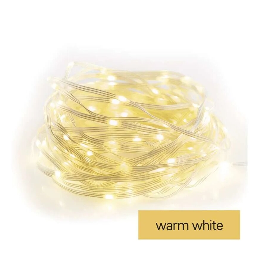 LED svetelný pás je zrolovaný na bielom pozadí. Svieti teplou bielou farbou (warm white).