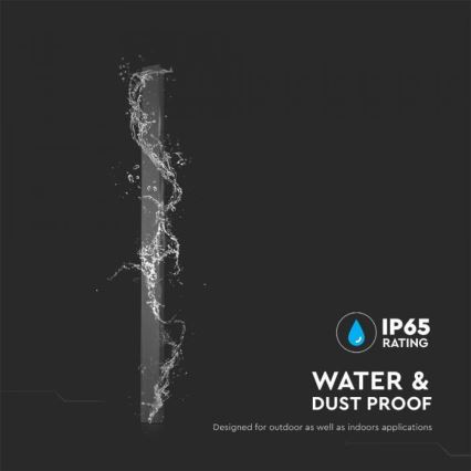 Štíhla, vysoká tyč je striekajúca vodou. Na tmavom pozadí je uvedené: IP65 RATING, WATER & DUST PROOF, Designed for outdoor as well as indoors applications.