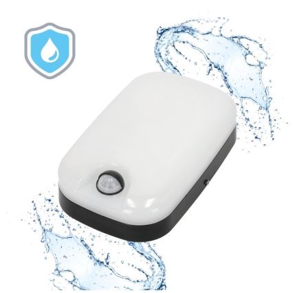 Obdĺžnikové vonkajšie svetlo s pohybovým senzorom je zobrazené v blízkosti striekajúcej vody. Svetlo je biele s čiernym rámom, naznačuje odolnosť voči vode.