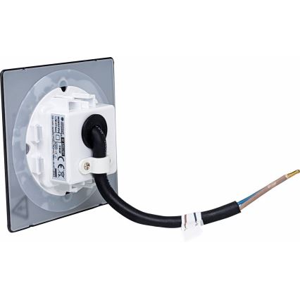 Elektrická zásuvka je pripojená k čiernemu káblu. Na zásuvke je viditeľné označenie: „SGONALE ELECTRIC IP20 230V~50Hz 10W MADE IN CHINA CE“. Zásuvka je umiestnená na bielom podklade.