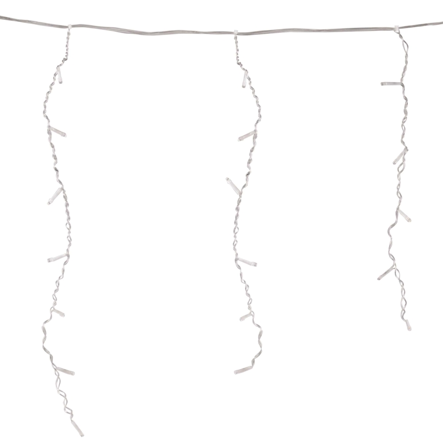 Svetelná reťaz s LED diódami visí z tenkého drôtu. Diódy sú usporiadané v dvoch zvislých radoch, ktoré klesajú dolu. Biely pozadia.