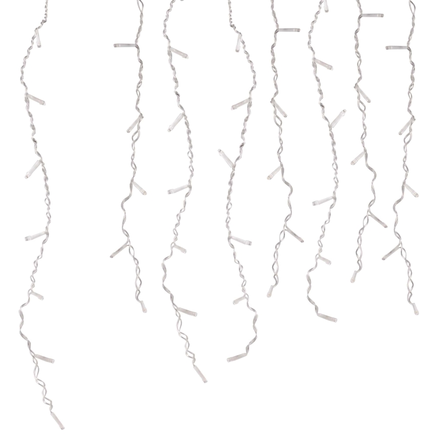Svetlené LED reťaze visia zhora nad bielym pozadím. Každá reťaz je zložená z tenkých, zvlnených drôtikov s malými LED diódami. Reťaze sú zavesené zvislo a sú rozmiestnené paralelne.
