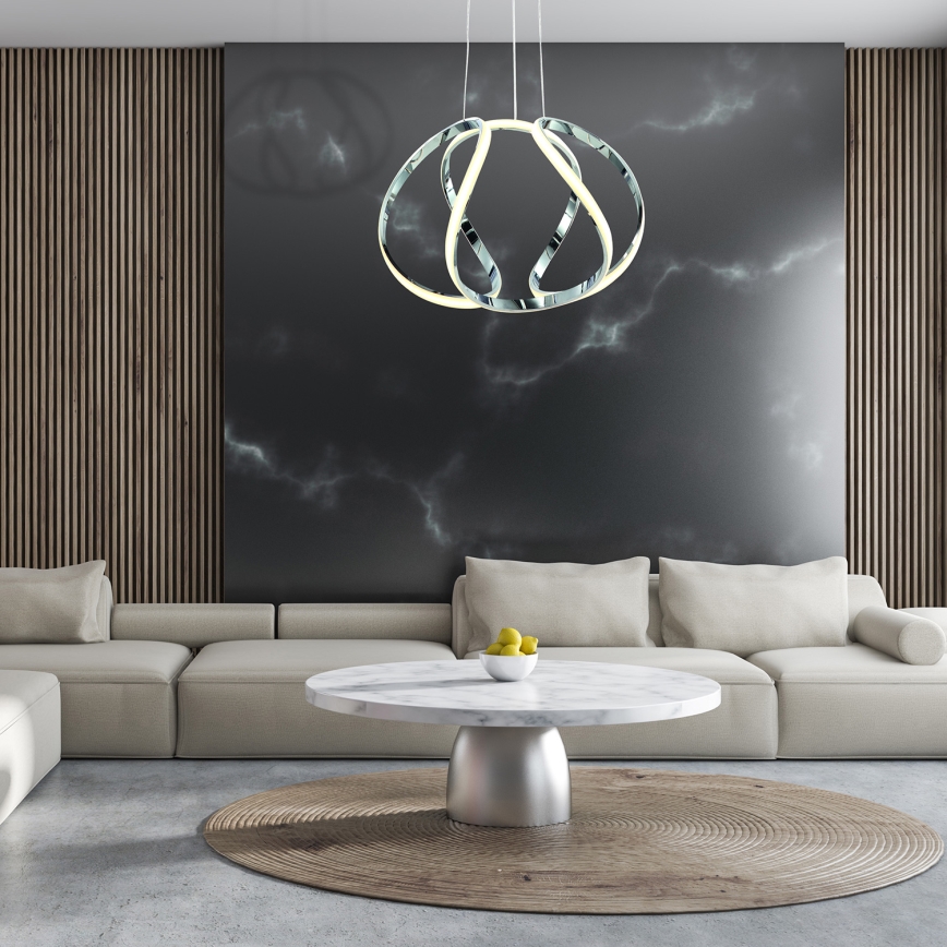 Svietidlo visí v obývacej izbe. Je tvorené prepletenými kovovými kruhmi. Pod ním sa nachádza sivá sedačka a konferenčný stolík na koberci.