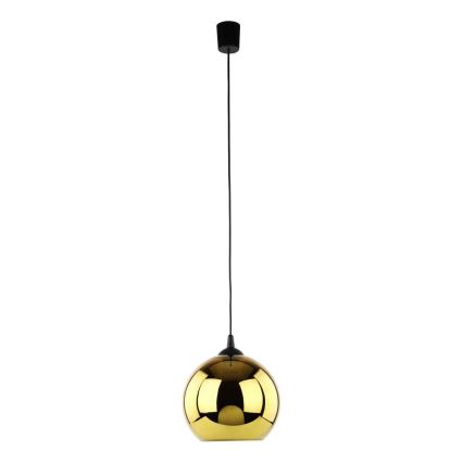 Zlatá guľová lampa visí zo stropu. Je vyrobená zo zlatej lesklej sklenenej gule s čiernym kovovým držiakom. Lampa je osvetľovací prvok.