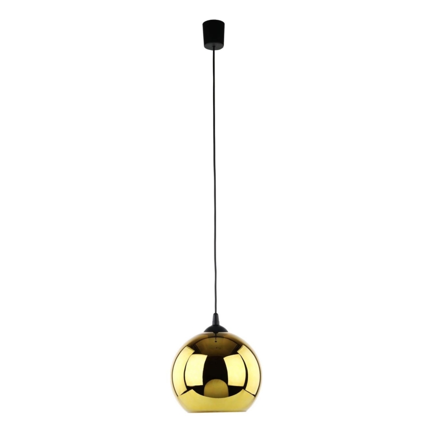 Zlatá guľová lampa visí zo stropu. Je vyrobená zo zlatej lesklej sklenenej gule s čiernym kovovým držiakom. Lampa je osvetľovací prvok.