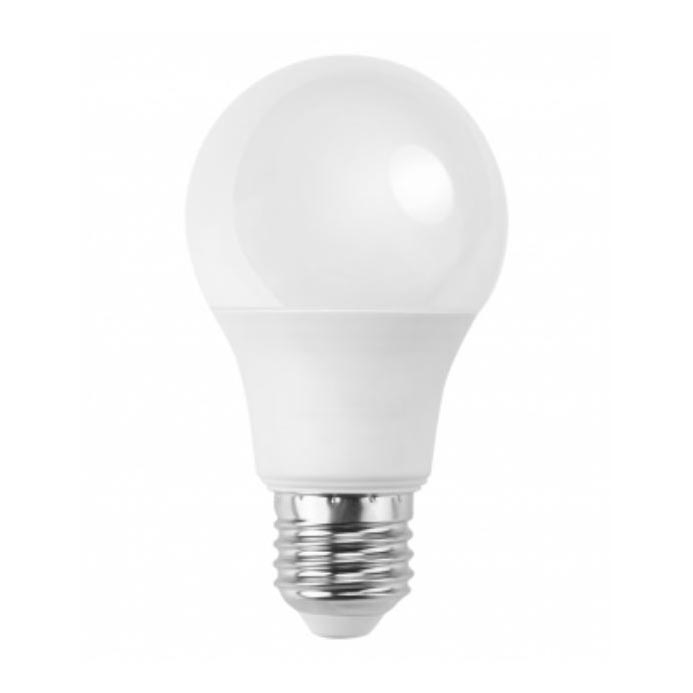 LED žiarovka s guľovitým sklom a špirálovým závitom je zobrazená na bielom pozadí.