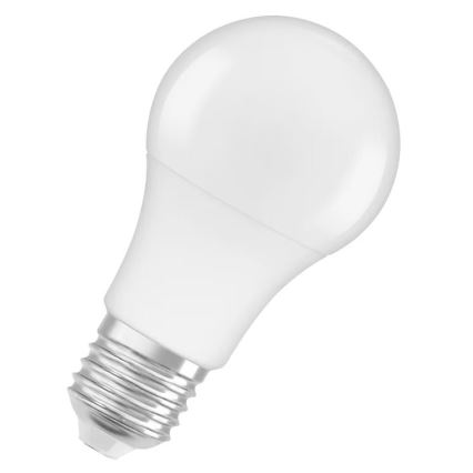 LED žiarovka je zobrazená na bielom pozadí. Žiarovka je biela, má klasický tvar a kovový skrutkovací závit.