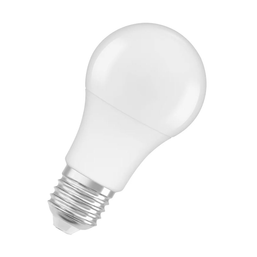 LED žiarovka je zobrazená na bielom pozadí. Žiarovka je biela, má klasický tvar a kovový skrutkovací závit.