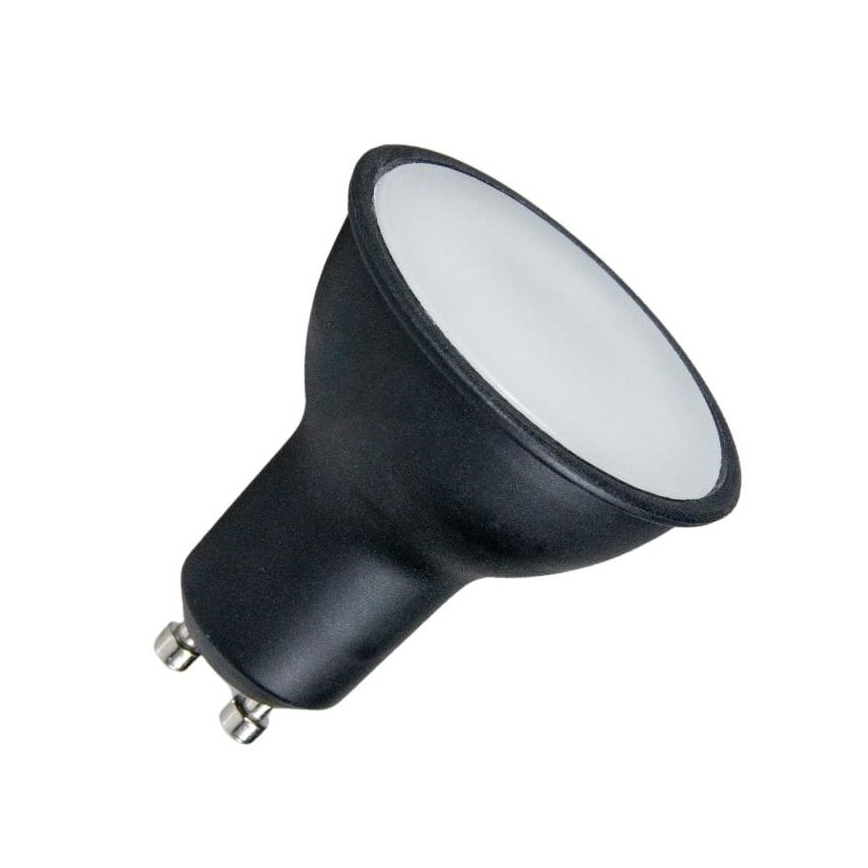LED žiarovka GU10 s čiernym plastovým telom a bielym difúzorom je zobrazená na bielom pozadí. Žiarovka je naklonená.