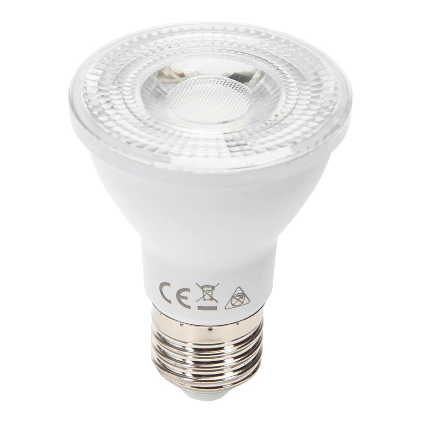 LED žiarovka s GU10 päticou vyžaruje svetlo. Je biela s priehľadnou vrchnou časťou a na spodnej strane má označenie CE a ďalšie symboly.