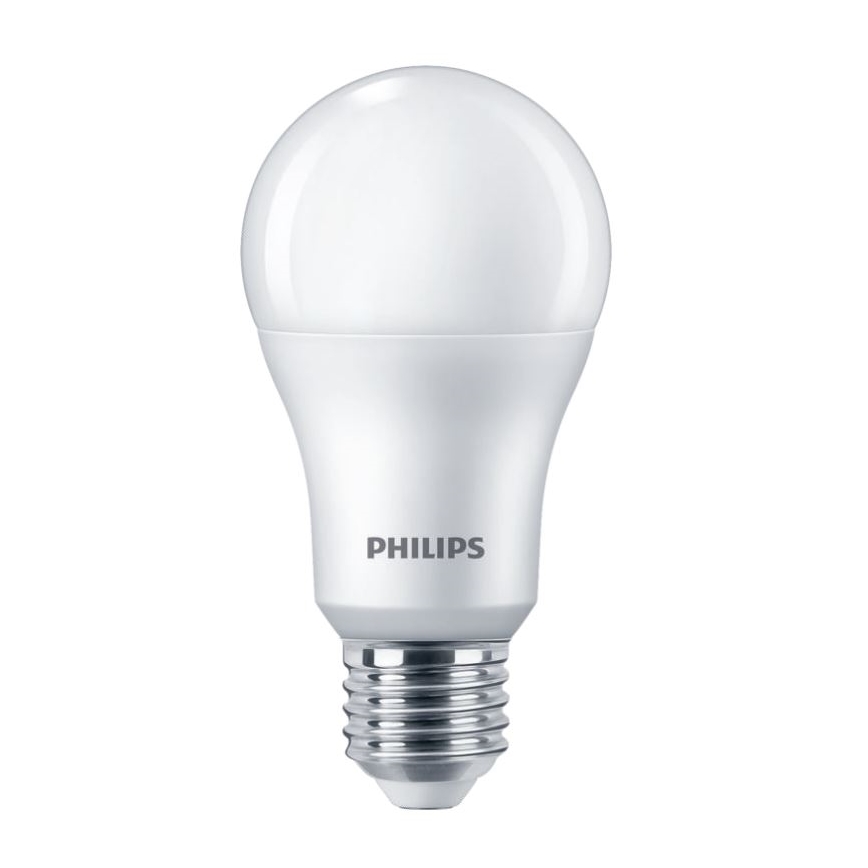 LED žiarovka Philips svieti. Má klasický tvar a je biela. Na jej tele je nápis PHILIPS. Žiarovka je na bielom pozadí.