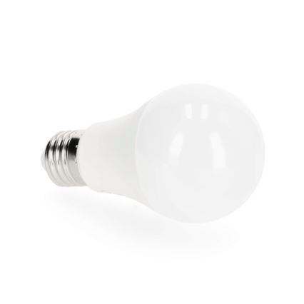 LED žiarovka leží na bielom pozadí. Žiarovka má sklenenú guľovitú hlavu a kovový závit. Je položená mierne šikmo.