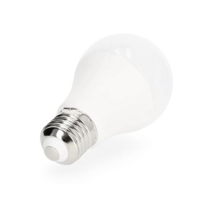 LED žiarovka leží na bielom pozadí. Žiarovka je biela s kovovou skrutkovou objímkou. Je položená na boku.