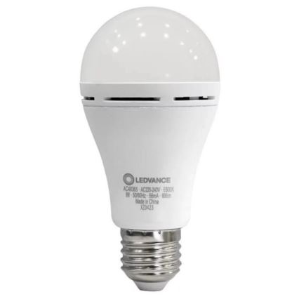 LED žiarovka značky LEDVANCE svieti. Je biela, s klasickým skrutkovacím závitom. Na tele je uvedené: AC48365, AC220-240V, 6500K, 50/60Hz, 56mA, 806lm, Made in China, X20423.