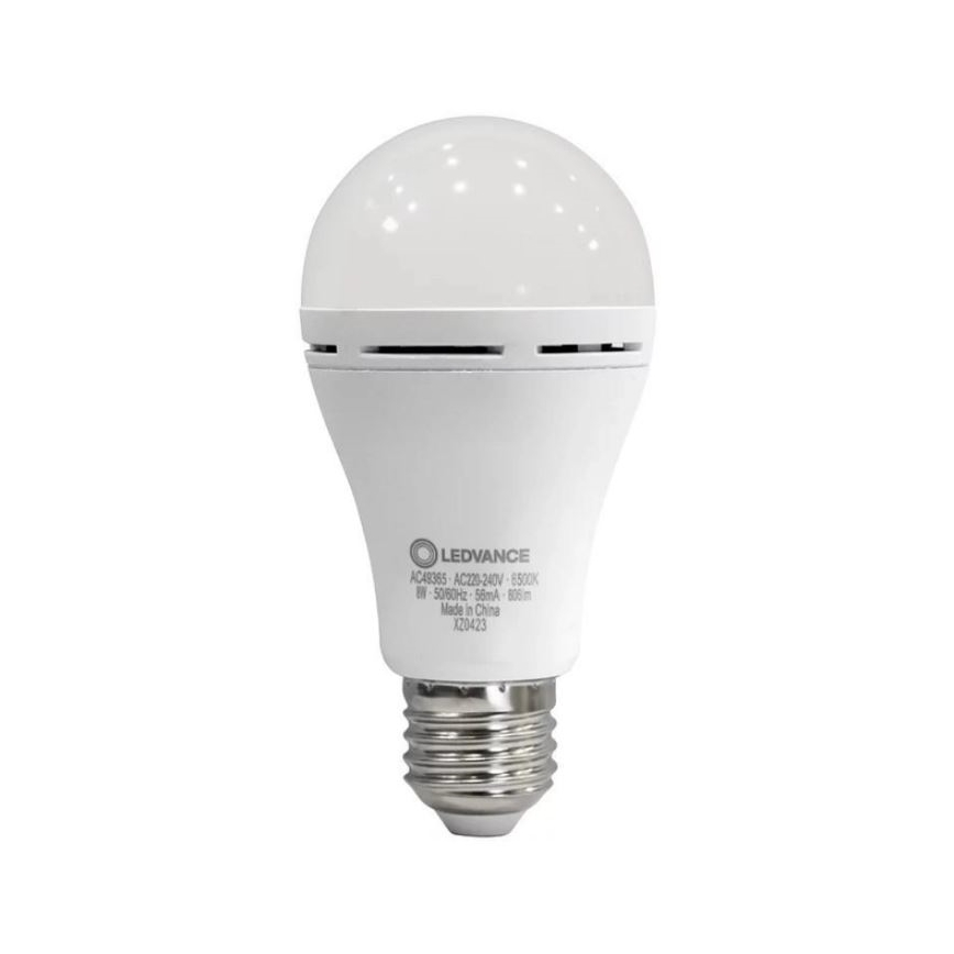 LED žiarovka značky LEDVANCE svieti. Je biela, s klasickým skrutkovacím závitom. Na tele je uvedené: AC48365, AC220-240V, 6500K, 50/60Hz, 56mA, 806lm, Made in China, X20423.