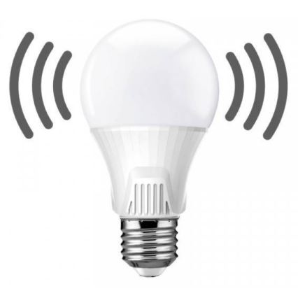 LED žiarovka vysiela bezdrôtový signál. Žiarovka je biela s kovovou skrutkou. Na bielom pozadí.
