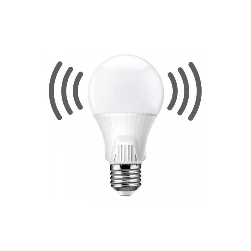 LED žiarovka vysiela bezdrôtový signál. Žiarovka je biela s kovovou skrutkou. Na bielom pozadí.