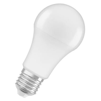 LED žiarovka s klasickým tvarom je zobrazená na bielom pozadí. Žiarovka má skrutkový závit a je orientovaná mierne šikmo.