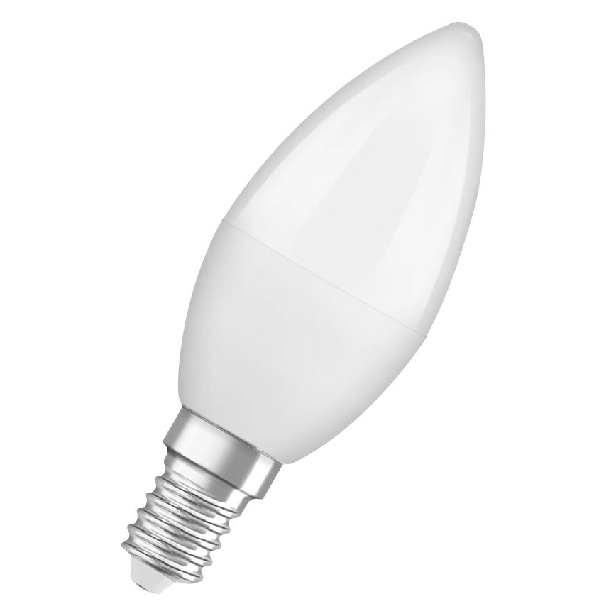 LED žiarovka tvaru sviečky s kovovou závitovou objímkou je zobrazená na bielom pozadí. Žiarovka je naklonená.